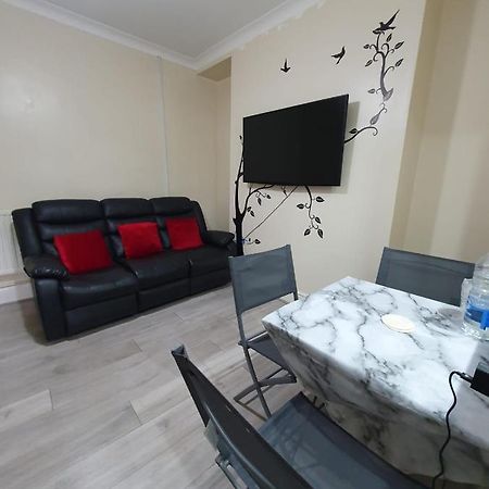 House In The Heart Of Valleys Apartment Ebbw Vale Exterior photo